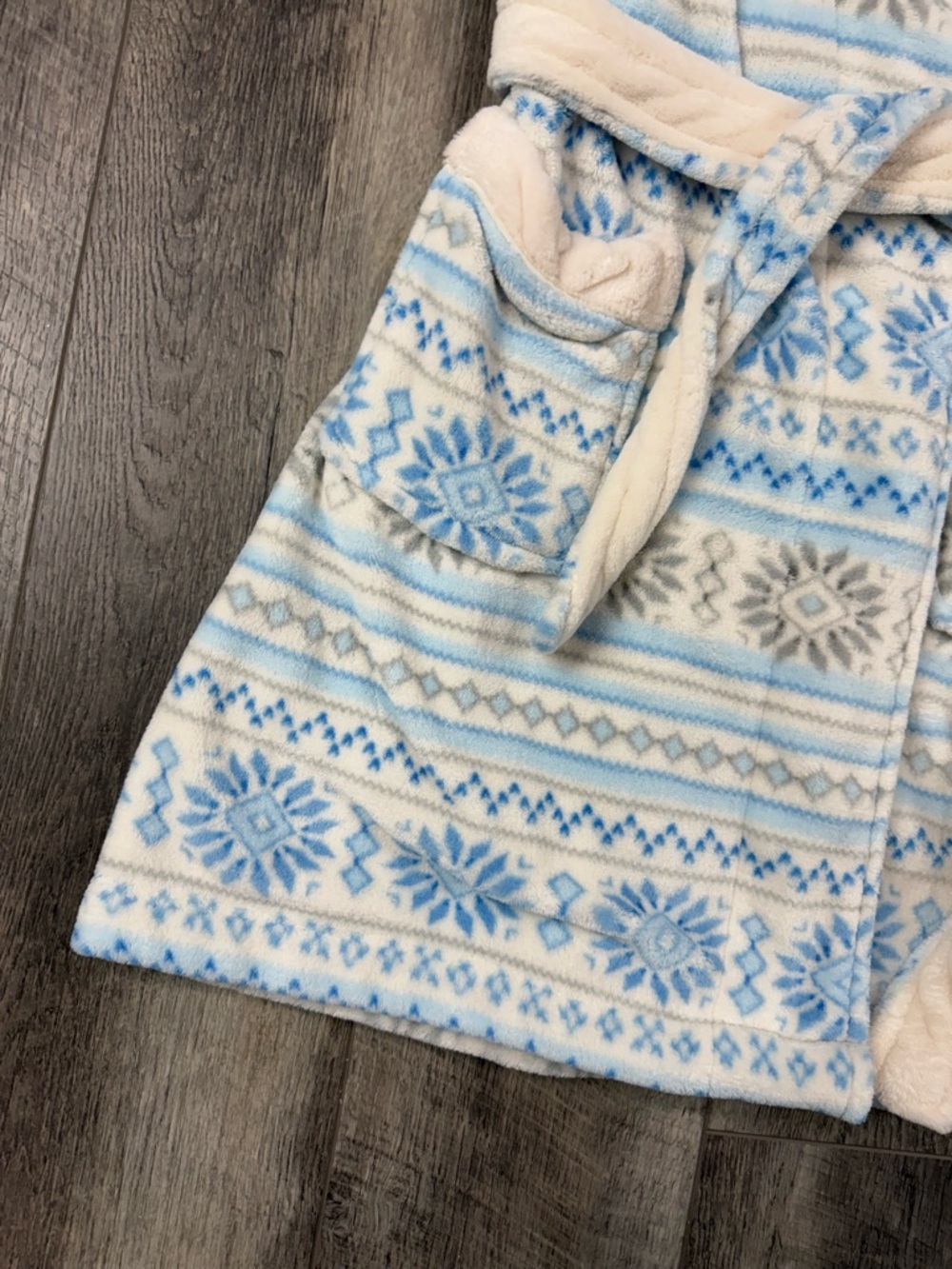 Chaos Blue/White Fuzzy Robe‎ - Picture 3 of 11